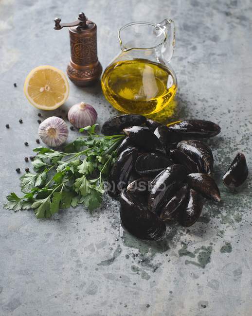 Fresh mussels with oil — Stock Photo
