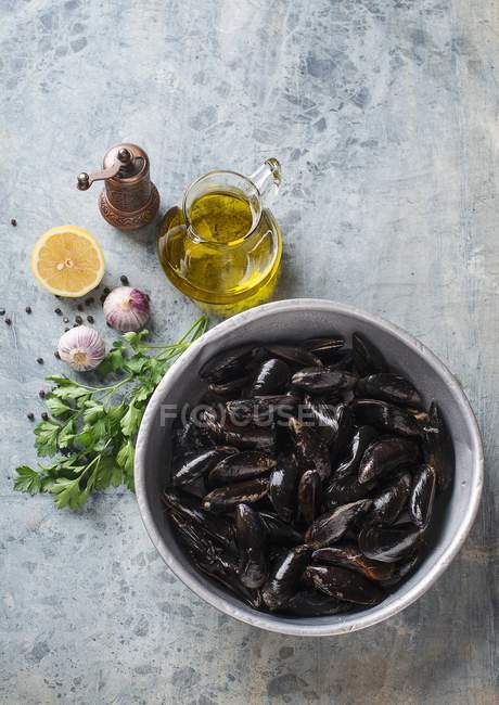 Bowl of fresh mussels — Stock Photo