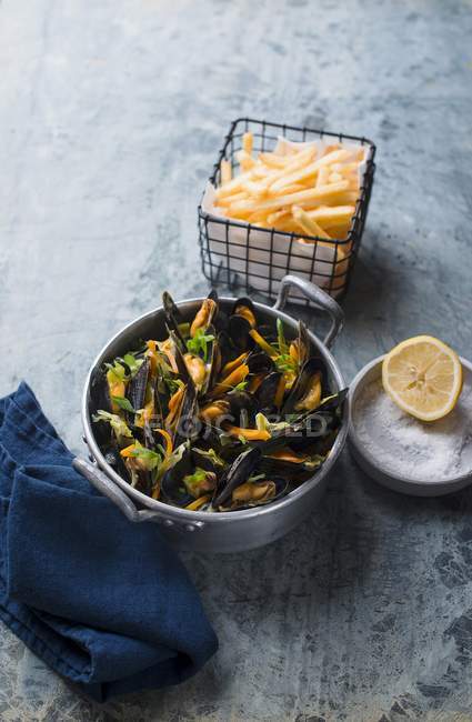 Mussels in vegetable stock — Stock Photo