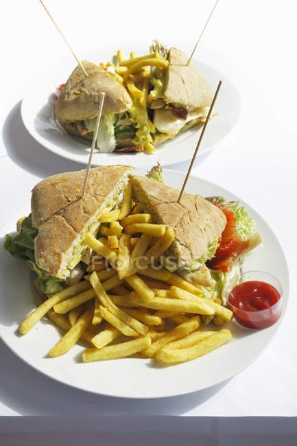Sanduíche clube com batatas fritas — Fotografia de Stock