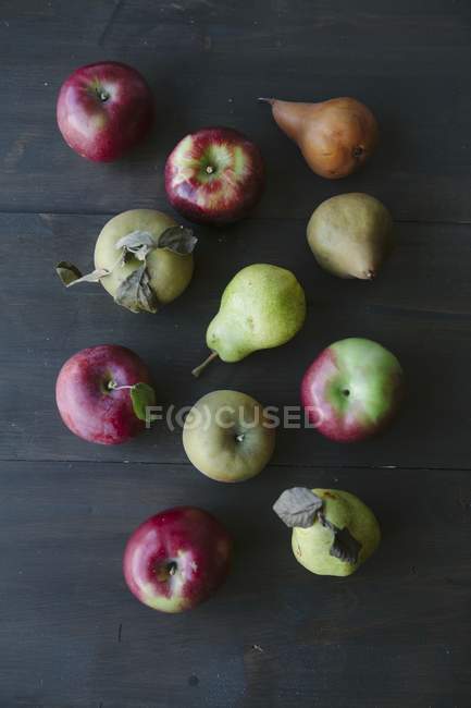 Свіжі яблука і груші — стокове фото