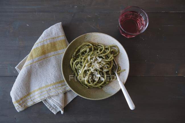 Spaghetti pasta with pesto — Stock Photo