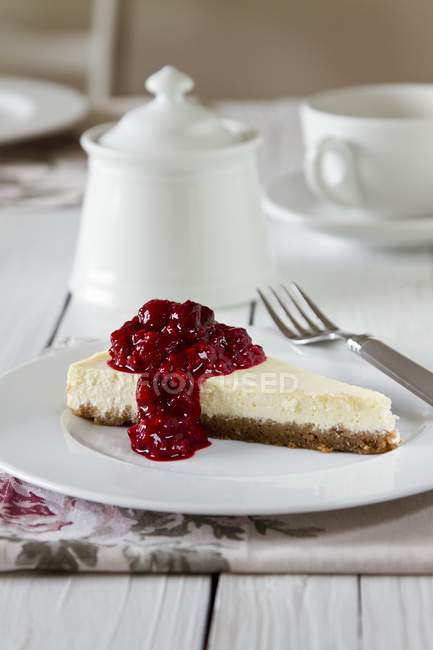 Slice of cheesecake with berry — Stock Photo