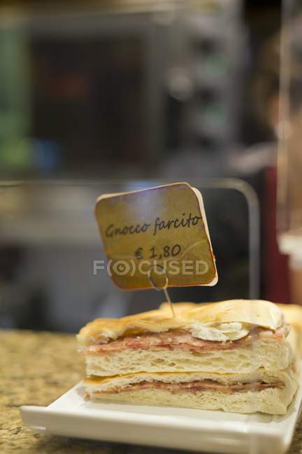 Итальянский сэндвич на тарелке — стоковое фото