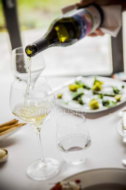 Vinho branco a ser derramado — Fotografia de Stock