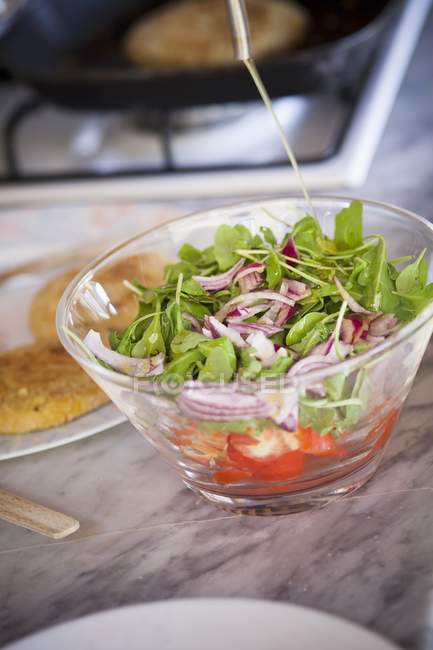 Зеленый салат с красным луком — стоковое фото