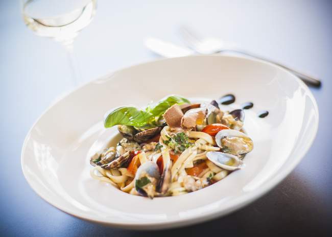 Linguine pasta с моллюсками и рыбной икрой — стоковое фото