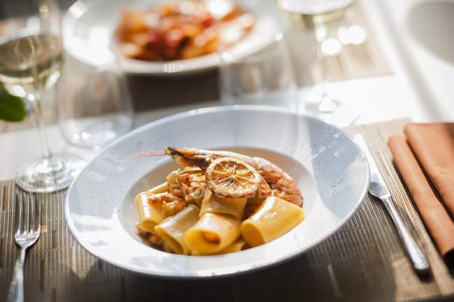 Paccheri pasta with prawns and oranges — Stock Photo