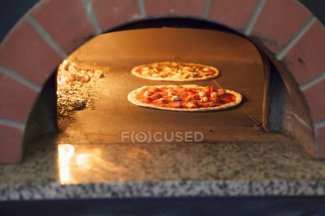 Frische Mozzarella-Pizza — Stockfoto