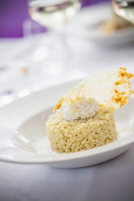 Шафрановый рис со сливками пармезан — стоковое фото