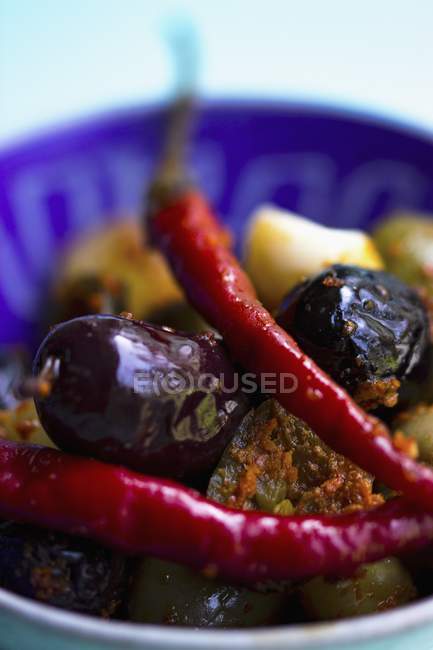 Маринованный чили с оливками — стоковое фото