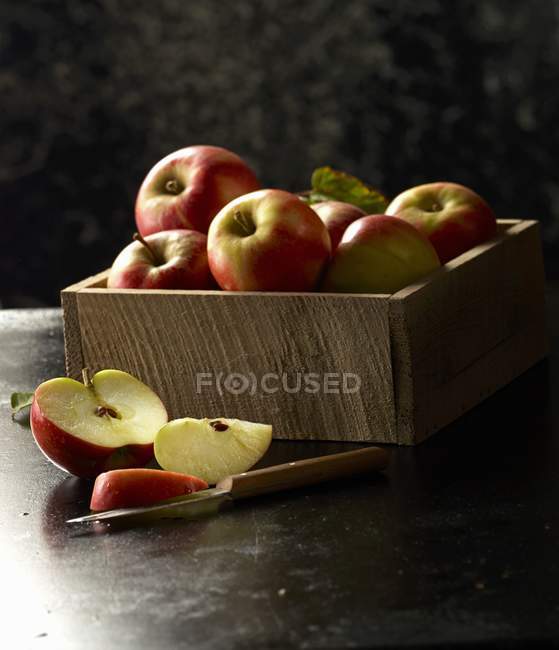 Червоні яблука в ящику — стокове фото