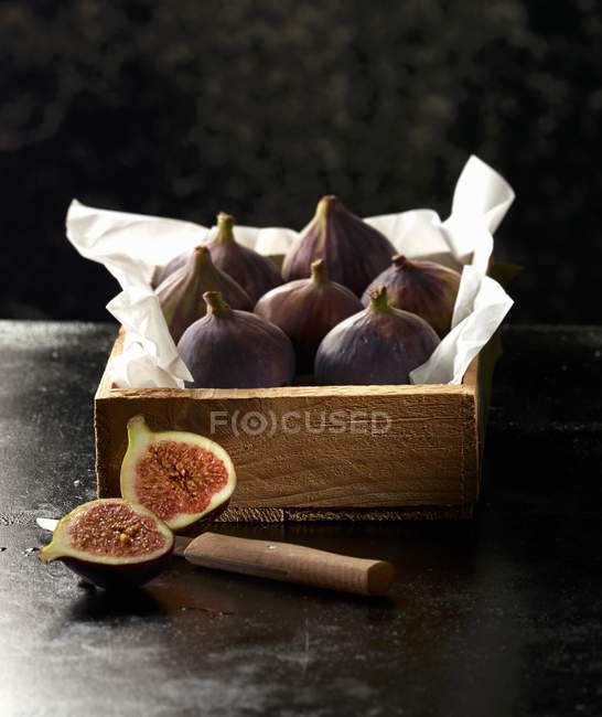 Fresh figs in wooden crate — Stock Photo