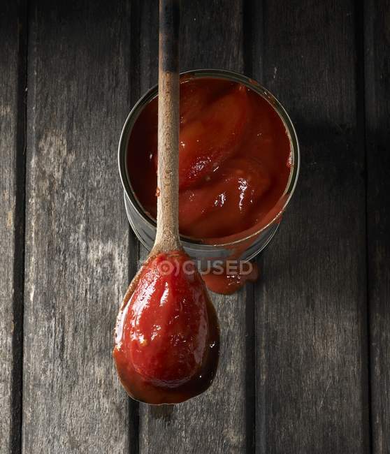 Tin of whole tomatoes — Stock Photo