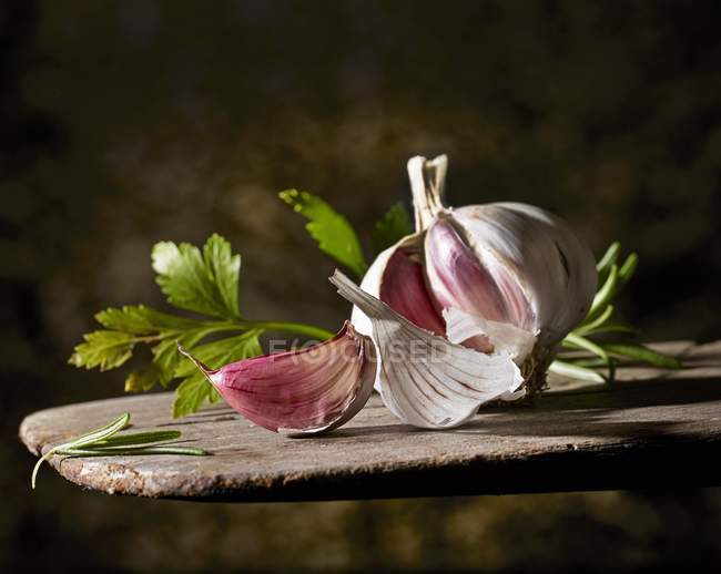 Bulbo di aglio con spicchi d'aglio e prezzemolo a foglia piatta — Foto stock
