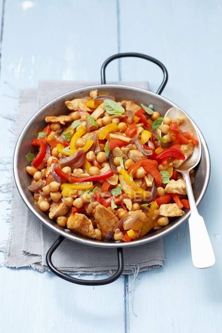 Chicken fried with peppers and red onion — Stock Photo