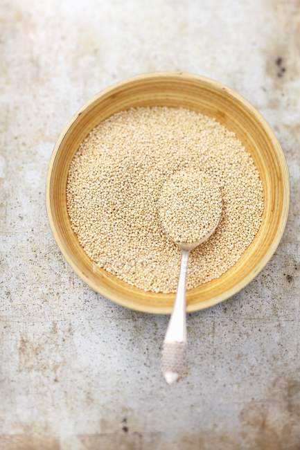 White quinoa seeds in bowl — Stock Photo