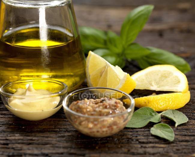 Vista close-up de óleo com mostarda Dijon, mostarda integral, limão, manjericão e salva — Fotografia de Stock