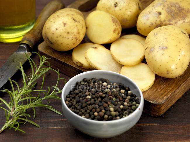 Pfeffer und Rosmarin mit Kartoffeln — Stockfoto