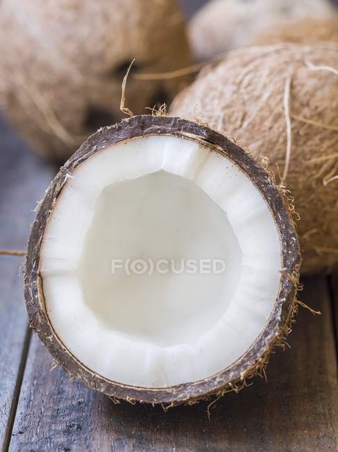 La mitad de coco fresco - foto de stock