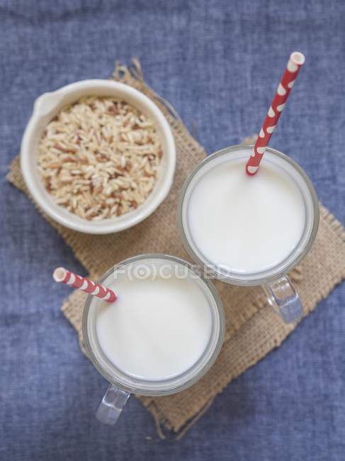 Leche de arroz en vasos - foto de stock