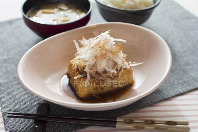 Steak de tofu aux oignons — Photo de stock