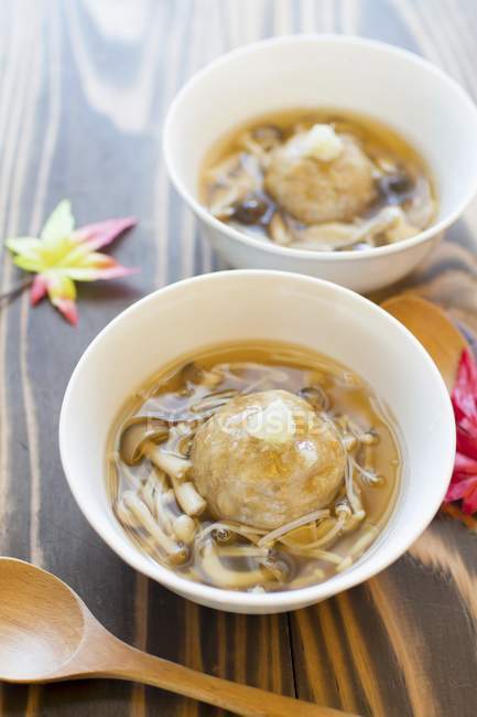Taro pain cuit à la vapeur avec sauce épaisse aux champignons dans un bol blanc — Photo de stock