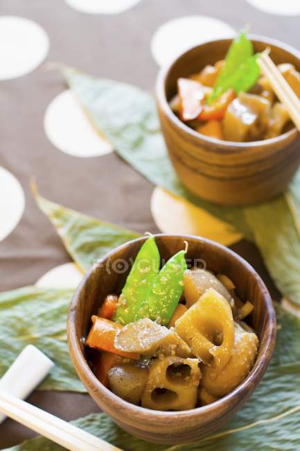 Sauce soja malt chikuzen-ni Poulet et légumes mijotés dans des pots bruns — Photo de stock