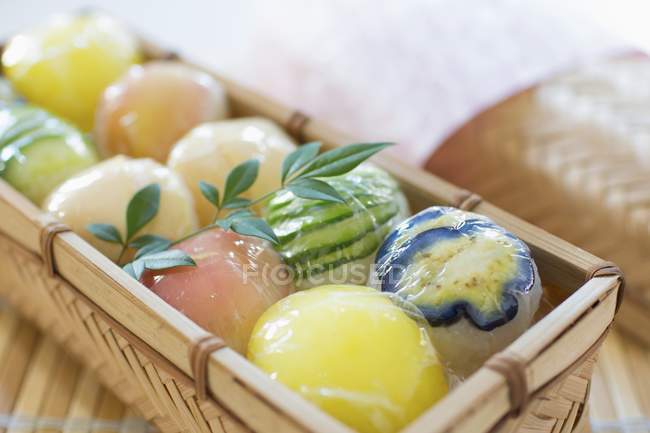 Sushis à la boule de légumes dans un emballage extensible — Photo de stock