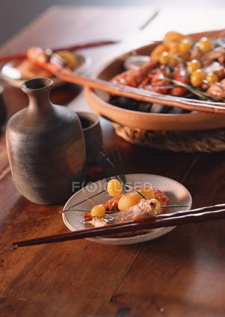 Vue rapprochée de Horoku-yaki avec daurade et crevettes — Photo de stock