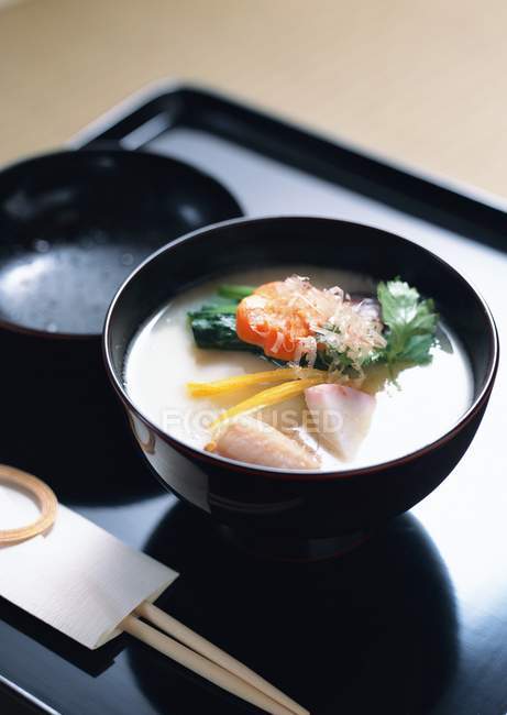 Suppe mit Gemüse und Reiskuchen — Stockfoto