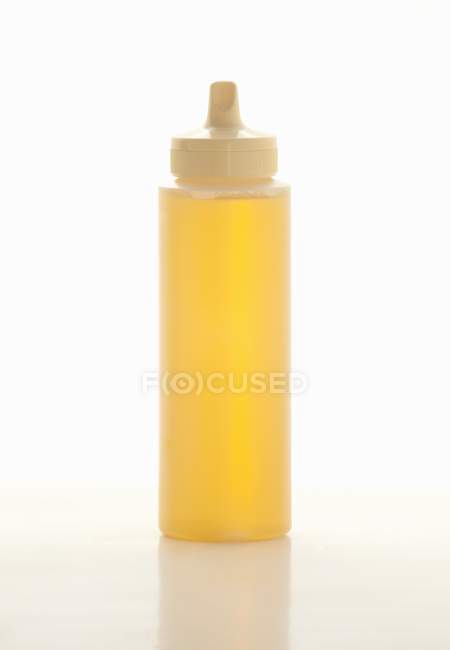Edulcorante de agave en botella de plástico sobre fondo blanco - foto de stock