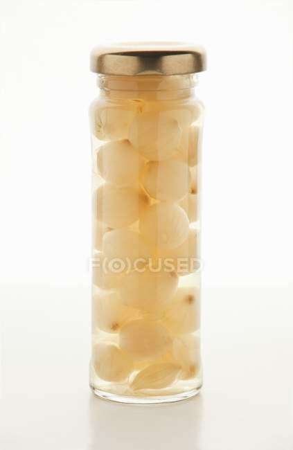 Cebolas de coquetel em garrafa — Fotografia de Stock