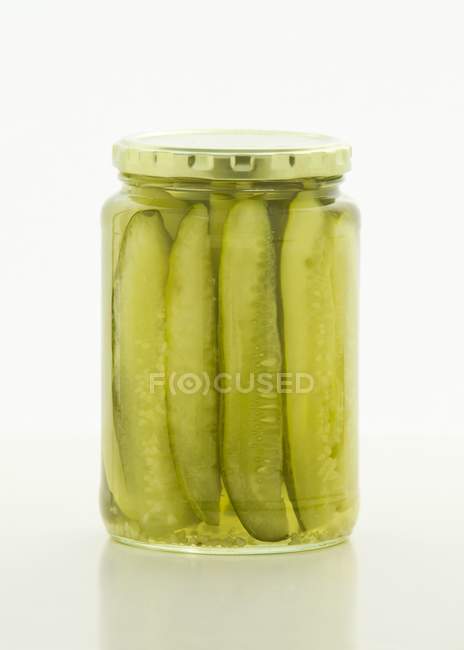 Dill Pickles em frasco no fundo branco — Fotografia de Stock