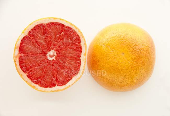 Halbierte rote Grapefruit — Stockfoto