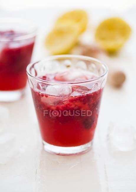 Raspberry lemonade with ice cubes — Stock Photo