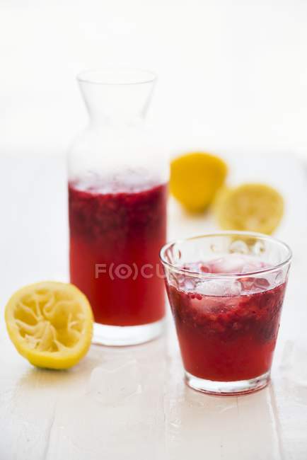 Малиновый лимонад со льдом — стоковое фото