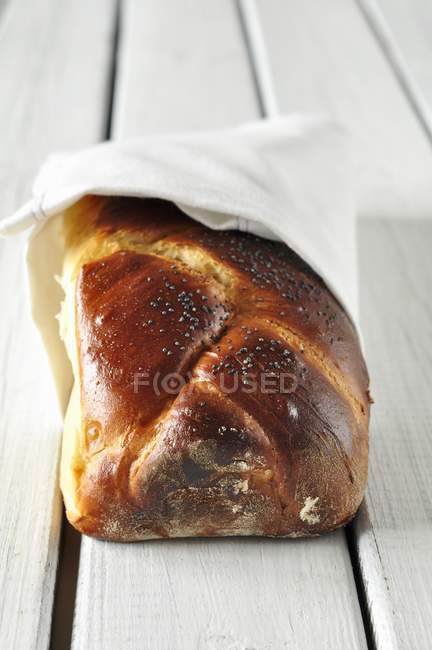 Treccia di pane con semi di papavero — Foto stock