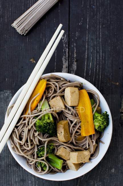 Stir-fried soba noodles — Stock Photo