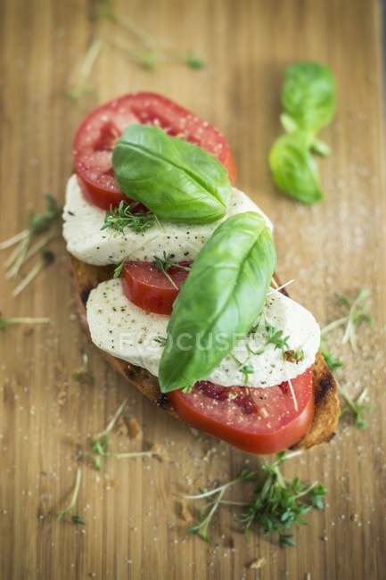 Bread topped with tomatoes — Stock Photo