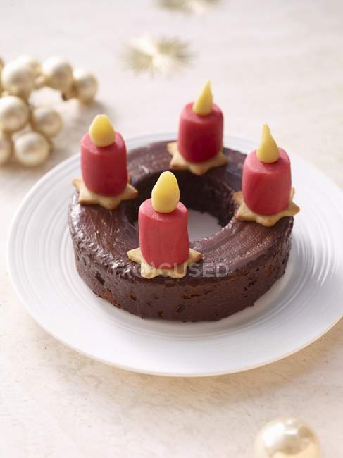 Vista close-up de grinalda de advento doce com velas de maçapão — Fotografia de Stock