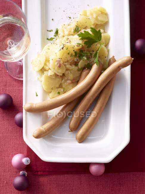Ensalada de patata con salchichas de perrito caliente - foto de stock