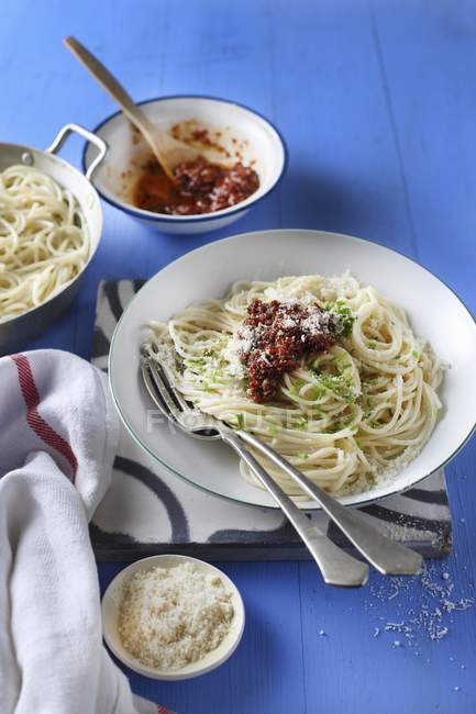 Spaghetti al limone con pesto rosso — Foto stock