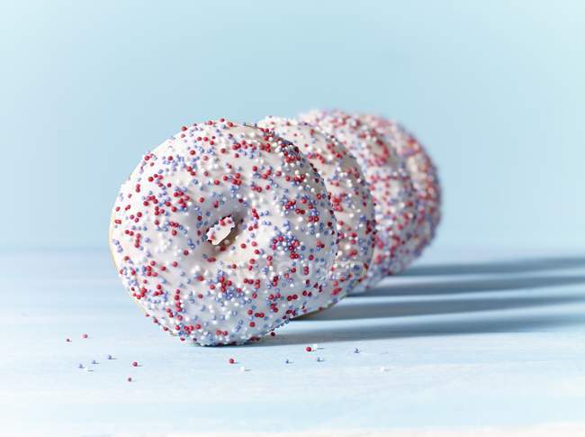 Donuts con glaseado blanco - foto de stock