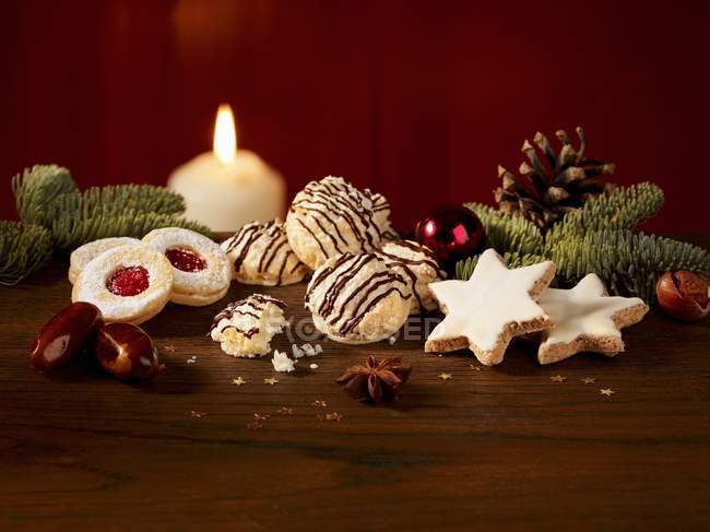 Biscotti e decorazioni natalizie — Foto stock