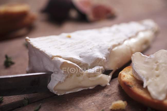 Slicing Brie cheese — Stock Photo
