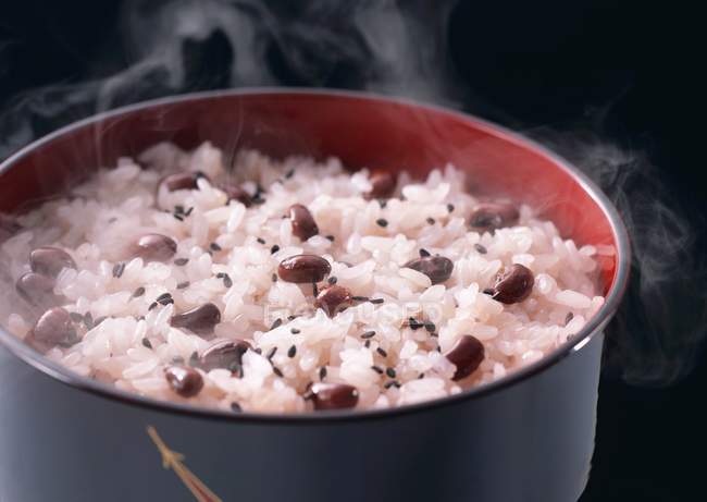 Festlicher roter Reis mit Bohnen — Stockfoto