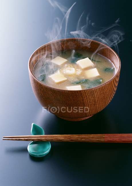 Vista da vicino della zuppa di Miso al vapore con le bacchette — Foto stock