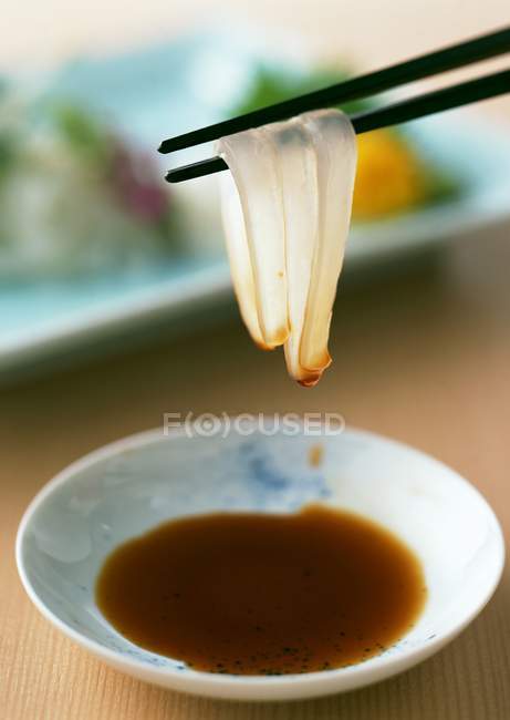 Tintenfisch-Sashimi und eine Schüssel Sojasauce — Stockfoto