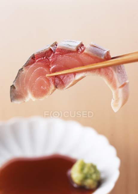 Vue rapprochée du maquereau vinaigre Sashimi sur baguettes — Photo de stock